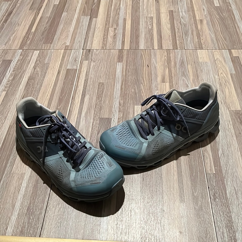 ON CLOUD SNEAKERS
